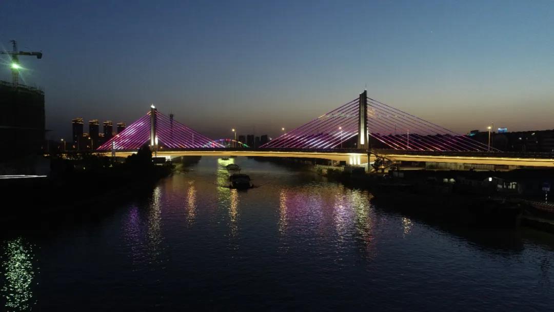 汽笛聲中白鷺飛，長虹托起夜明珠——共賞東塘大橋夜景